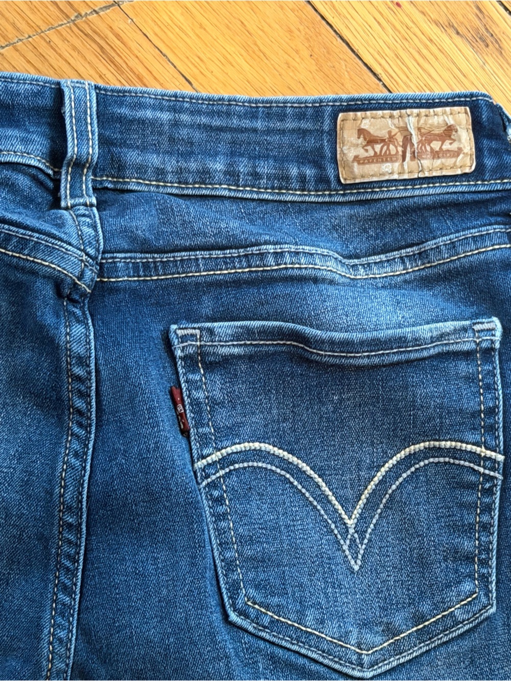 Levi's Women's Faded Dark Blue Skinny Jeans - Picture 9 of 9